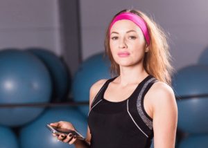 chica con aplicacion para contar calorías